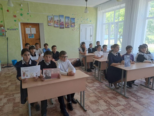 В МБОУ СОШ №26 им.Н.Макового прошла беседа у выставки «Писатель и его герои М.А.Шолохов»