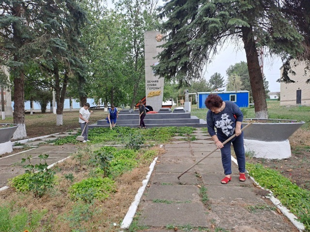 Сотрудники культурно-досугового центра, в рамках акции «Субботник Памяти» привели в порядок территорию Мемориала погибшим воинам