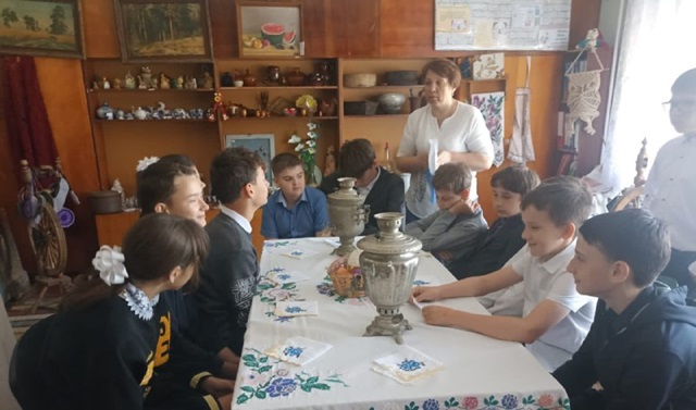 В МУК КДЦ Среднечубурского сельского поселения прошёл час общения «Семья, дом, счастье»